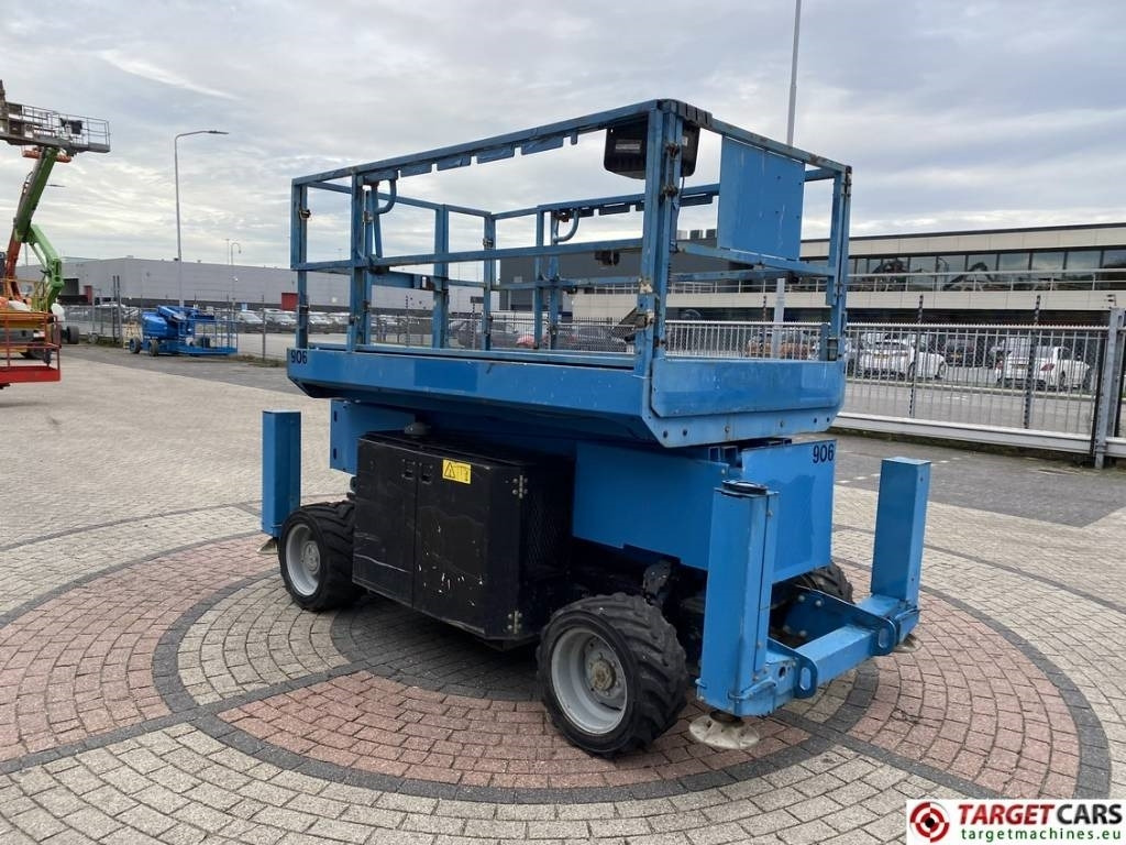 Genie GS-3369RT Diesel 4x4 Scissor Work Lift 1196cm - Ножничный подъемник: фото 2 Genie GS-3369RT Diesel 4x4 Scissor Work Lift 1196cm - Ножничный подъемник: фото 2