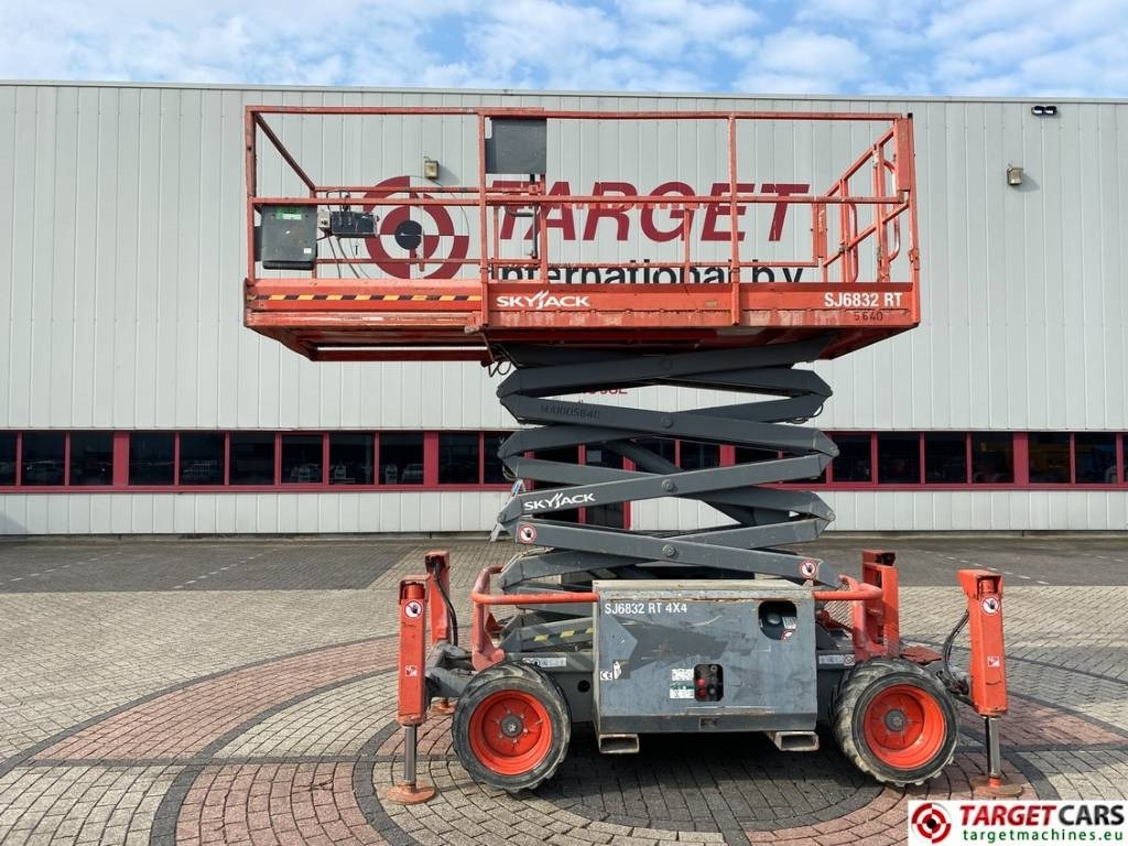 SkyJack SJ6832 RT Diesel 4x4 Scissor Work Lift 1180cm  - Ножничный подъемник: фото 5 SkyJack SJ6832 RT Diesel 4x4 Scissor Work Lift 1180cm  - Ножничный подъемник: фото 5