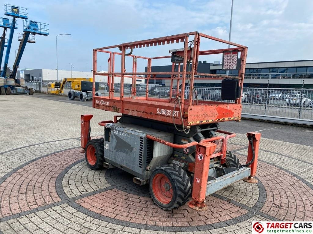 SkyJack SJ6832 RT Diesel 4x4 Scissor Work Lift 1180cm  - Ножничный подъемник: фото 2 SkyJack SJ6832 RT Diesel 4x4 Scissor Work Lift 1180cm  - Ножничный подъемник: фото 2
