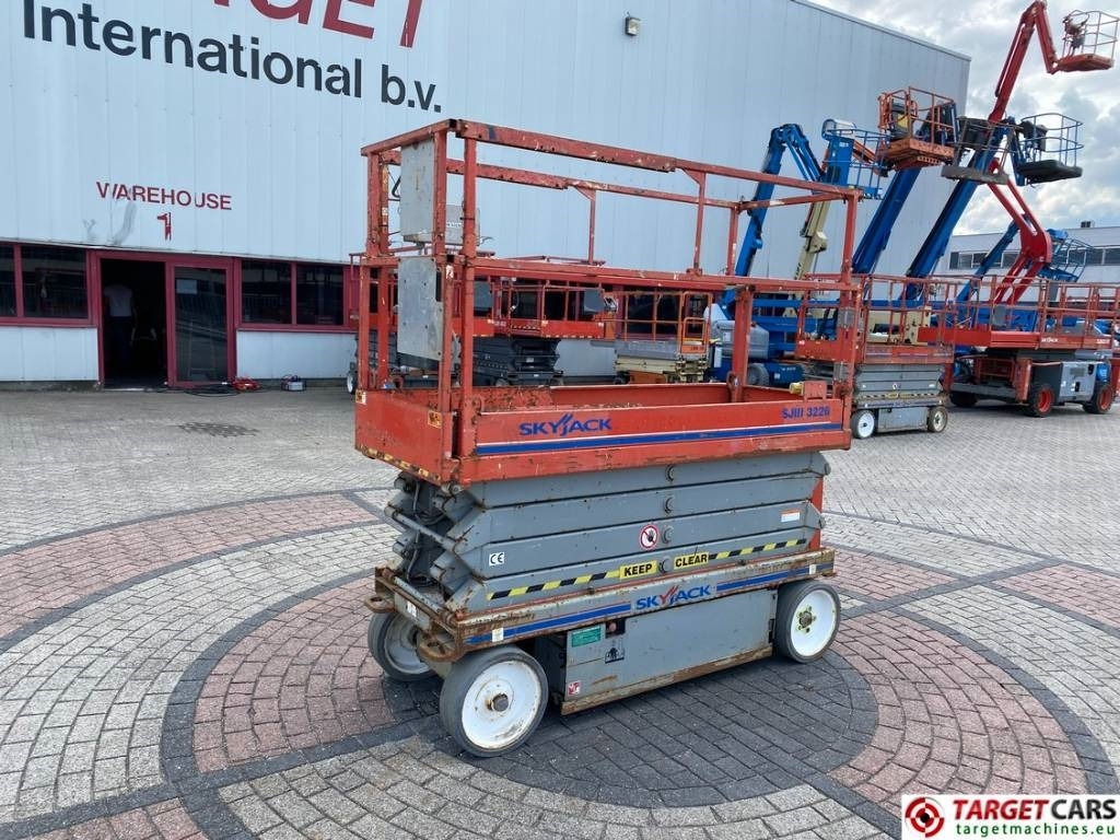 SkyJack SJIII-3226 Electric 3226 Scissor Work Lift 990cm - Ножничный подъемник: фото 1 SkyJack SJIII-3226 Electric 3226 Scissor Work Lift 990cm - Ножничный подъемник: фото 1