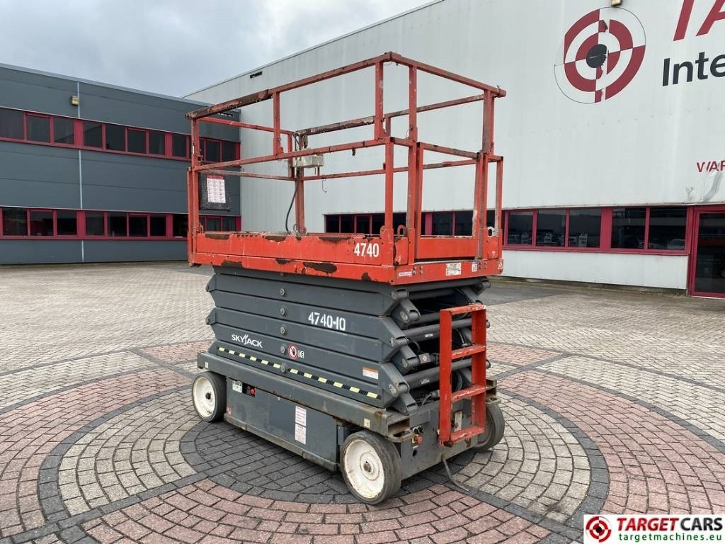 SkyJack SJIII-4740 Electric Scissor 4740 Work Lift 1380cm - Ножничный подъемник: фото 4 SkyJack SJIII-4740 Electric Scissor 4740 Work Lift 1380cm - Ножничный подъемник: фото 4