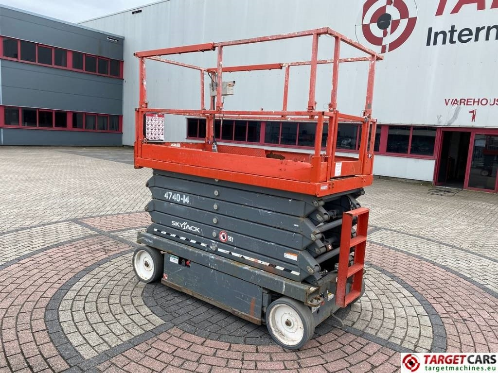 SkyJack SJIII-4740 Electric Scissor Work Lift 1380cm - Ножничный подъемник: фото 4 SkyJack SJIII-4740 Electric Scissor Work Lift 1380cm - Ножничный подъемник: фото 4