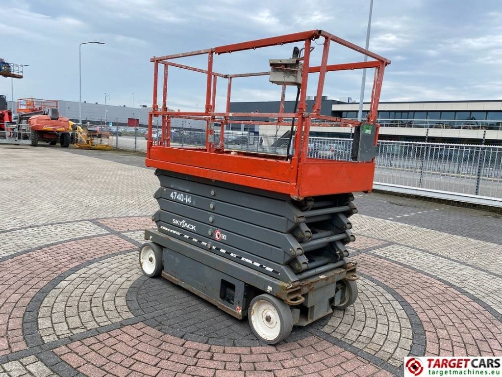 SkyJack SJIII-4740 Electric Scissor Work Lift 1380cm - Ножничный подъемник: фото 2 SkyJack SJIII-4740 Electric Scissor Work Lift 1380cm - Ножничный подъемник: фото 2