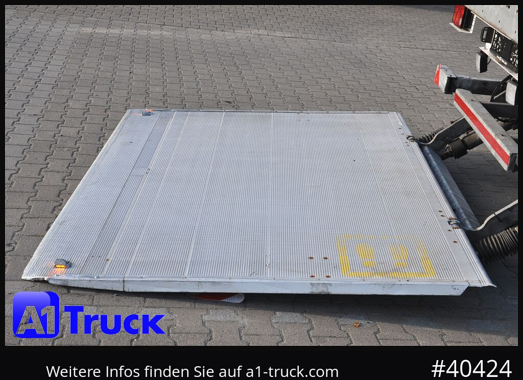 SCHMITZ Getränke, Lenkachse, LBW, Ladebordwand, kurzer Aufbau - Тентованный полуприцеп: фото 2 SCHMITZ Getränke, Lenkachse, LBW, Ladebordwand, kurzer Aufbau - Тентованный полуприцеп: фото 2