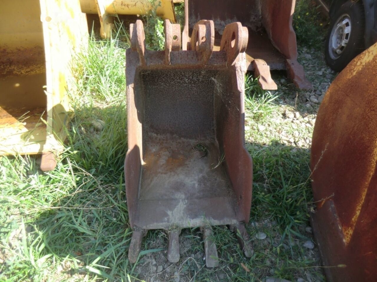 BUCKET WITH 4 TEETH - Ковш для экскаватора: фото 2 BUCKET WITH 4 TEETH - Ковш для экскаватора: фото 2