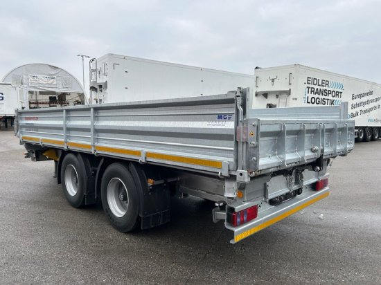 Möslein Tandemkipper-Tieflader, 3 Seitenkipper mit Einschubrampen - Низкорамный прицеп: фото 5 Möslein Tandemkipper-Tieflader, 3 Seitenkipper mit Einschubrampen - Низкорамный прицеп: фото 5