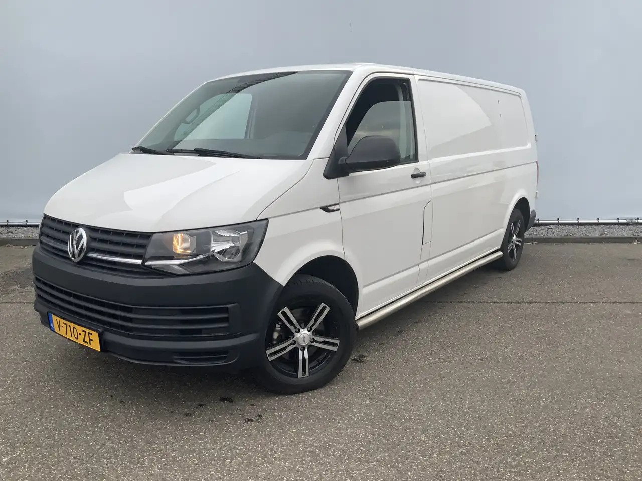 Volkswagen T6 Transporter 2.0 TDI L2H1 Airco Navi Trekhaak 2200 kg 3 Zits Al - Цельнометаллический фургон: фото 1 Volkswagen T6 Transporter 2.0 TDI L2H1 Airco Navi Trekhaak 2200 kg 3 Zits Al - Цельнометаллический фургон: фото 1