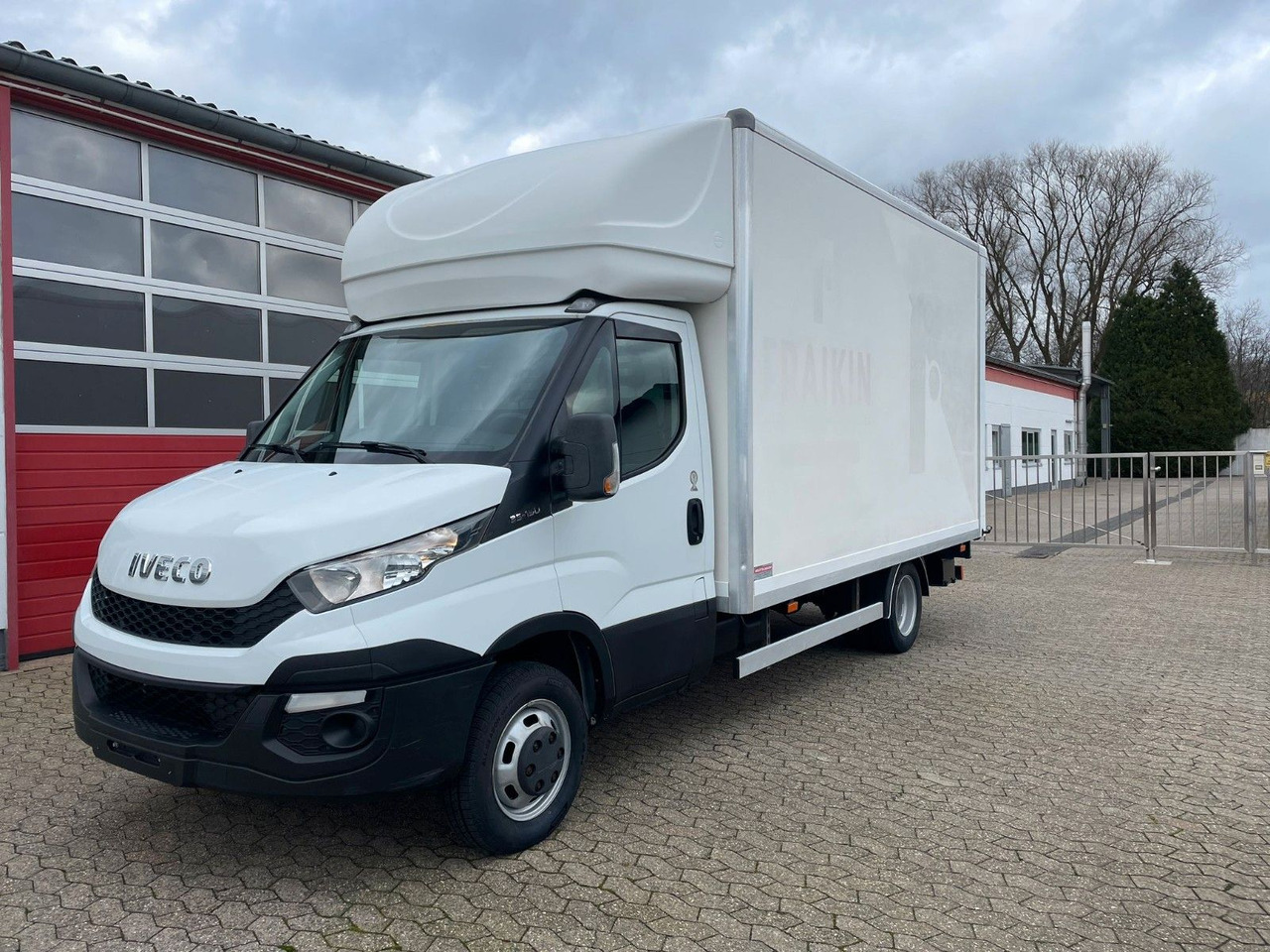 Iveco Daily Koffer 4.2m Ladebordwand Dhollandia Klima - Фургон с закрытым кузовом: фото 1 Iveco Daily Koffer 4.2m Ladebordwand Dhollandia Klima - Фургон с закрытым кузовом: фото 1