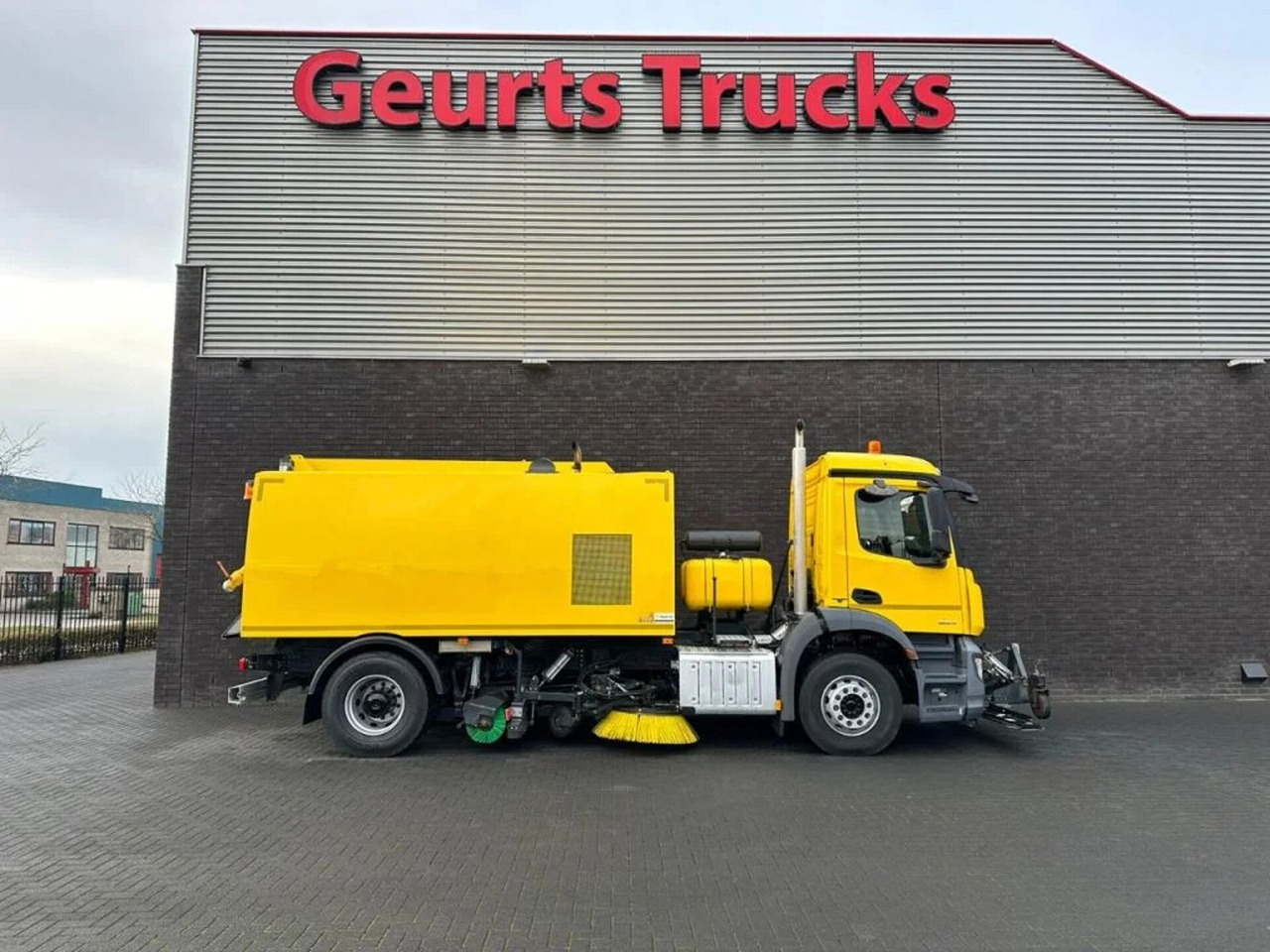 Mercedes-Benz Arocs 1824 4X2 BEAM A9000 SWEEPING TRUCK/ KEHRMA - Подметально-уборочная машина: фото 4 Mercedes-Benz Arocs 1824 4X2 BEAM A9000 SWEEPING TRUCK/ KEHRMA - Подметально-уборочная машина: фото 4