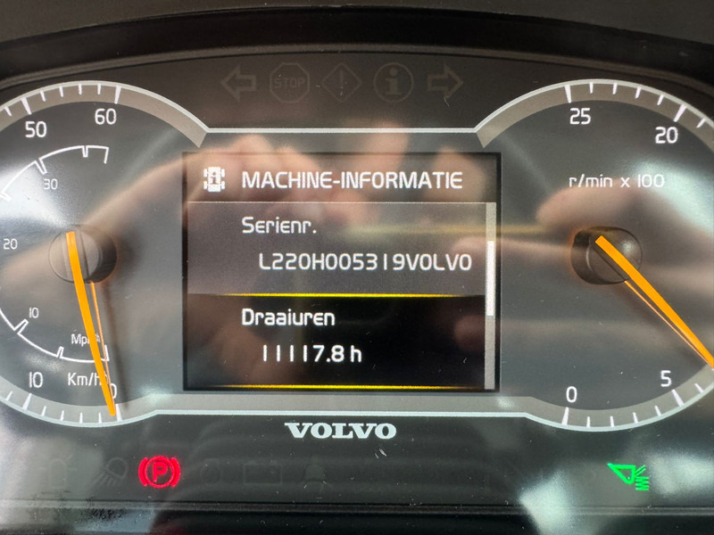 Колёсный погрузчик Volvo L220H: фото 16