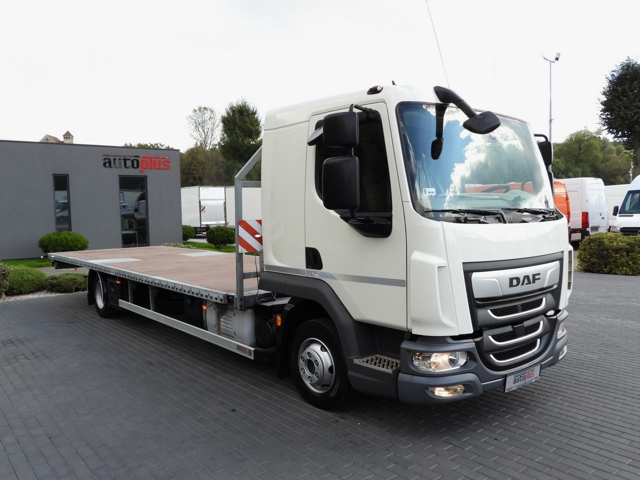 DAF LF 230 CONTAINER CARRIER PLATFORM + TRAILER WEBASTO CRUISE CONTROL LED LIGHTS PNEUMATICS AUTOMATIC TRANSMISSION TWIN WHEELS AIR CONDITIONING 230HP - Грузовик-контейнеровоз/ Сменный кузов: фото 4 DAF LF 230 CONTAINER CARRIER PLATFORM + TRAILER WEBASTO CRUISE CONTROL LED LIGHTS PNEUMATICS AUTOMATIC TRANSMISSION TWIN WHEELS AIR CONDITIONING 230HP - Грузовик-контейнеровоз/ Сменный кузов: фото 4