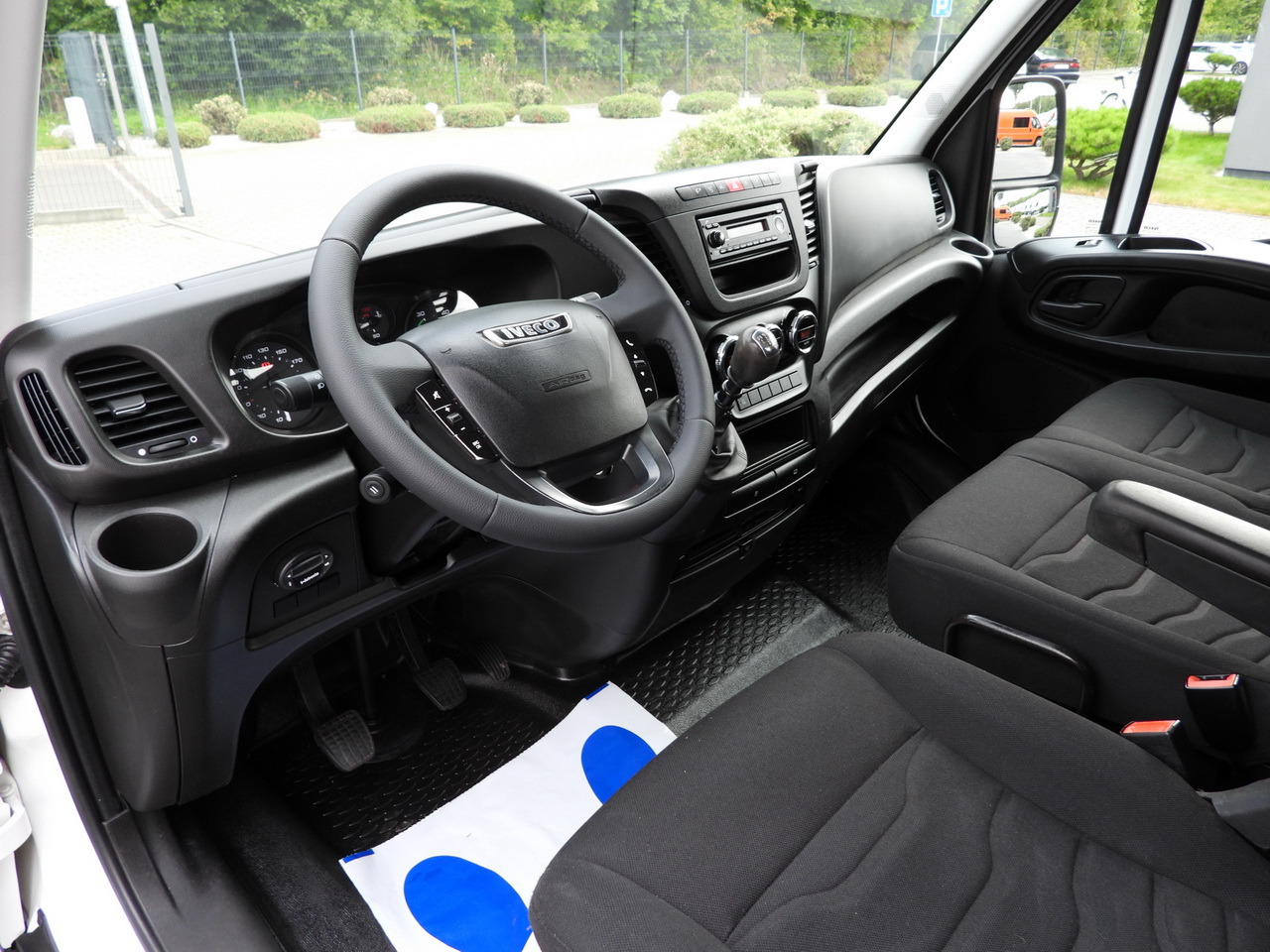 IVECO DAILY 35C17 STAKE BODY DOUBLE CABIN DOKA 7 SEATS CRUISE CONTROL TWIN WHEELS AIR CONDITIONING 170HP - Малотоннажный бортовой грузовик: фото 2 IVECO DAILY 35C17 STAKE BODY DOUBLE CABIN DOKA 7 SEATS CRUISE CONTROL TWIN WHEELS AIR CONDITIONING 170HP - Малотоннажный бортовой грузовик: фото 2