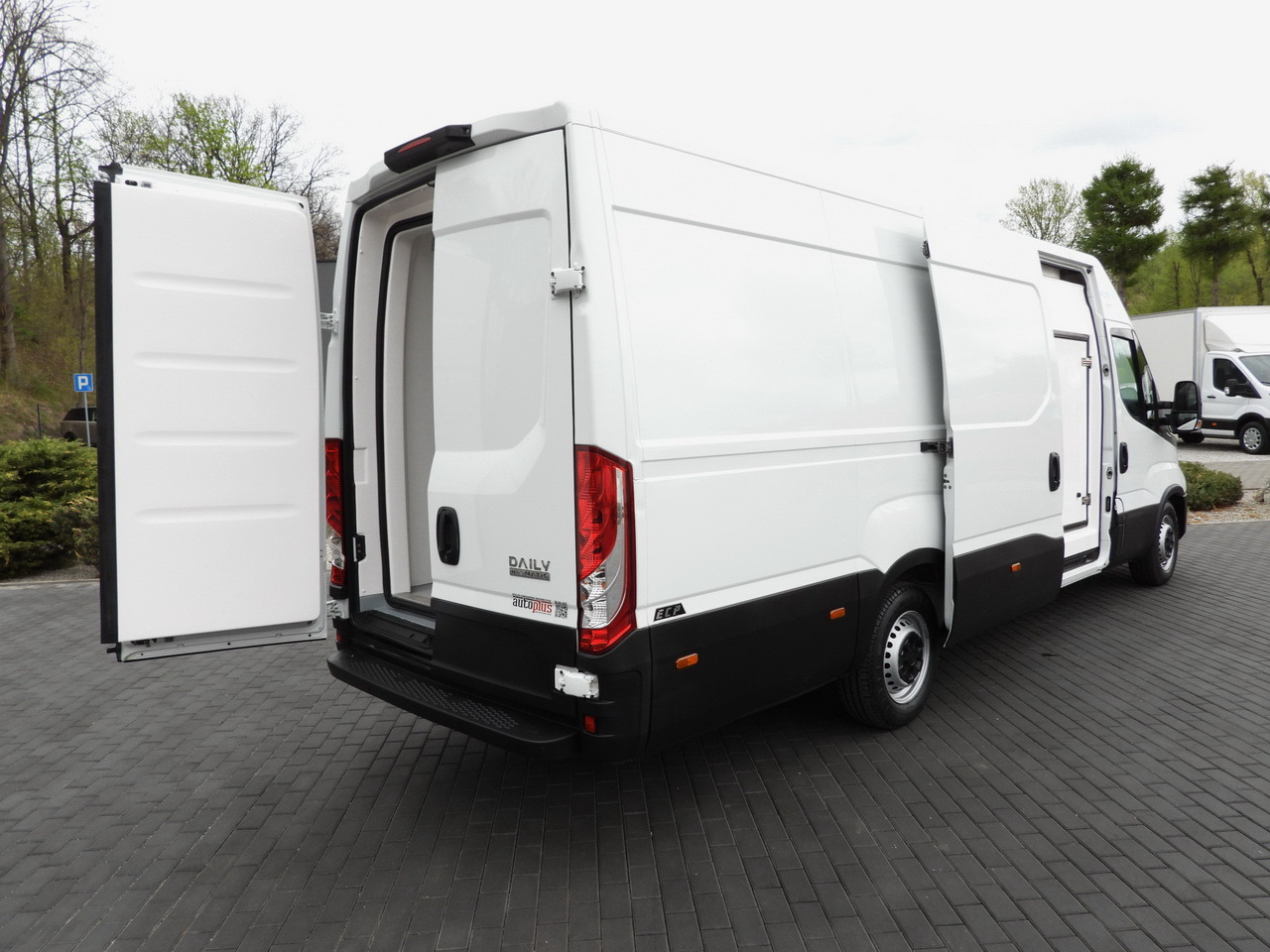 IVECO DAILY 35S14 REFRIGERATOR VAN 0*C POWER SUPPLY 230V CRUISE CONTROL AUTOMATIC TRANSMISSION HI-MATIC AIR CONDITIONING 140HP - Фургон-рефрижератор: фото 3 IVECO DAILY 35S14 REFRIGERATOR VAN 0*C POWER SUPPLY 230V CRUISE CONTROL AUTOMATIC TRANSMISSION HI-MATIC AIR CONDITIONING 140HP - Фургон-рефрижератор: фото 3