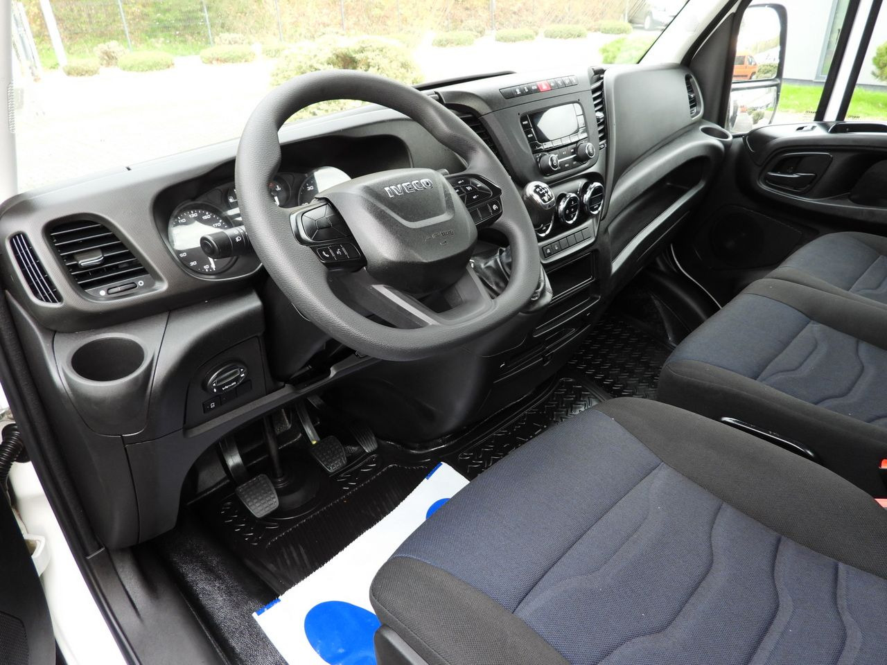 IVECO DAILY 35S14 STAKE BODY 8 PALLETS CRUISE CONTROL AIR CONDITIONING  140HP - Малотоннажный бортовой грузовик: фото 2 IVECO DAILY 35S14 STAKE BODY 8 PALLETS CRUISE CONTROL AIR CONDITIONING  140HP - Малотоннажный бортовой грузовик: фото 2