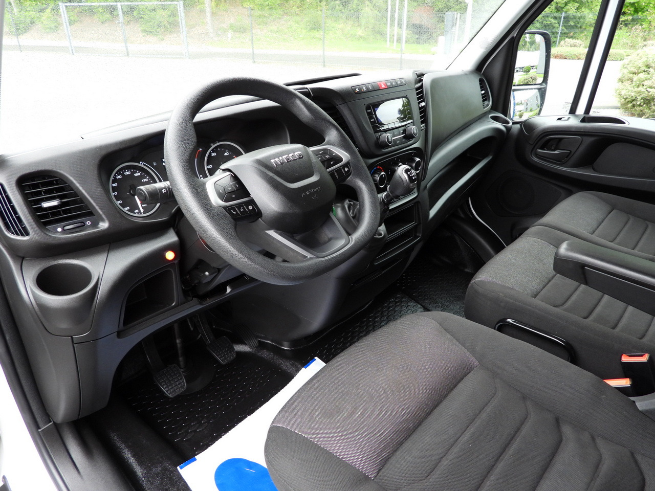 IVECO DAILY 35S18 TARPAULIN LIFT 8 PALLETS WEBASTO CRUISE CONTROL LED LIGHTS AIR CONDITIONING 180HP - Тентованный фургон: фото 2 IVECO DAILY 35S18 TARPAULIN LIFT 8 PALLETS WEBASTO CRUISE CONTROL LED LIGHTS AIR CONDITIONING 180HP - Тентованный фургон: фото 2