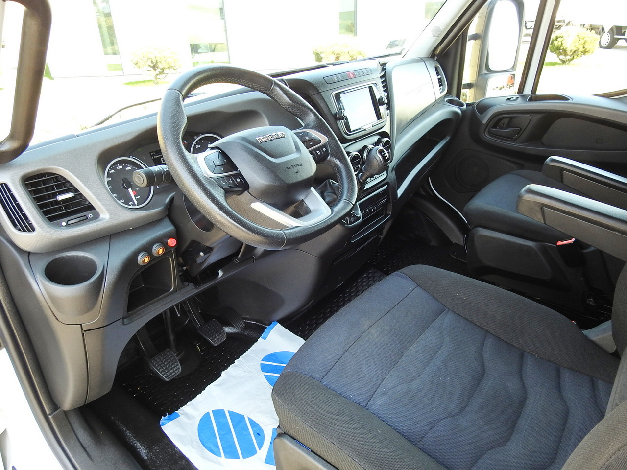 IVECO DAILY 70C18 BOX LIFT 14 PALLETS WEBASTO CRUISE CONTROL NAVIGATION LED LIGHTS TWIN WHEELS AIR CONDITIONING 180HP - Фургон с закрытым кузовом: фото 2 IVECO DAILY 70C18 BOX LIFT 14 PALLETS WEBASTO CRUISE CONTROL NAVIGATION LED LIGHTS TWIN WHEELS AIR CONDITIONING 180HP - Фургон с закрытым кузовом: фото 2
