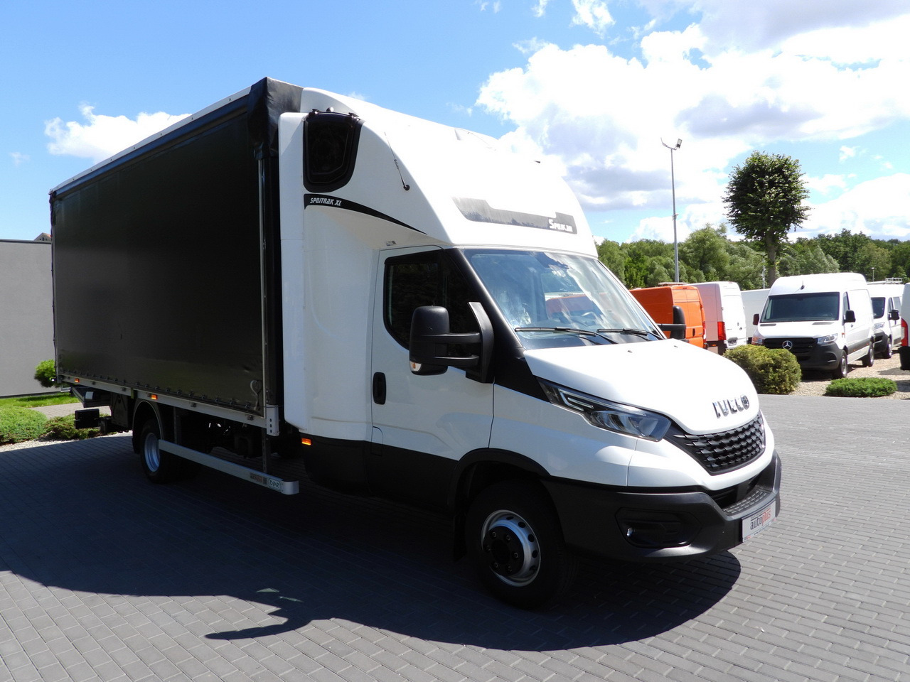 IVECO DAILY 70C18 TARPAULIN LIFT 14 PALLETS WEBASTO CRUISE CONTROL LED LIGHTS TWIN WHEELS AIR CONDITIONING 180HP - Тентованный фургон: фото 4 IVECO DAILY 70C18 TARPAULIN LIFT 14 PALLETS WEBASTO CRUISE CONTROL LED LIGHTS TWIN WHEELS AIR CONDITIONING 180HP - Тентованный фургон: фото 4