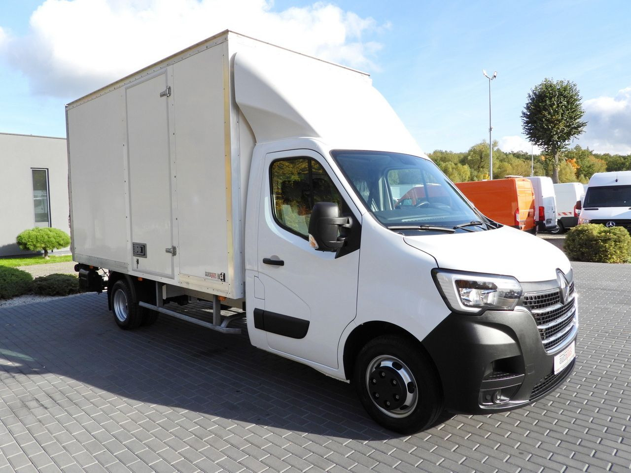RENAULT MASTER BOX LIFT 8 PALLETS CRUISE CONTROL LED LIGHTS TWIN WHEELS AIR CONDITIONING 145HP - Фургон с закрытым кузовом: фото 4 RENAULT MASTER BOX LIFT 8 PALLETS CRUISE CONTROL LED LIGHTS TWIN WHEELS AIR CONDITIONING 145HP - Фургон с закрытым кузовом: фото 4