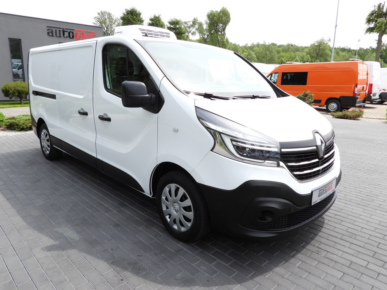 RENAULT TRAFIC REFRIGERATOR VAN 0*C CRUISE CONTROL LED LIGHTS AIR CONDITIONING 120HP - Фургон-рефрижератор: фото 4 RENAULT TRAFIC REFRIGERATOR VAN 0*C CRUISE CONTROL LED LIGHTS AIR CONDITIONING 120HP - Фургон-рефрижератор: фото 4