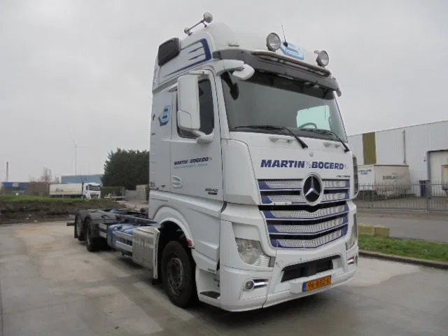 Mercedes-Benz Actros 2542 6X2 - Грузовик-шасси: фото 3 Mercedes-Benz Actros 2542 6X2 - Грузовик-шасси: фото 3
