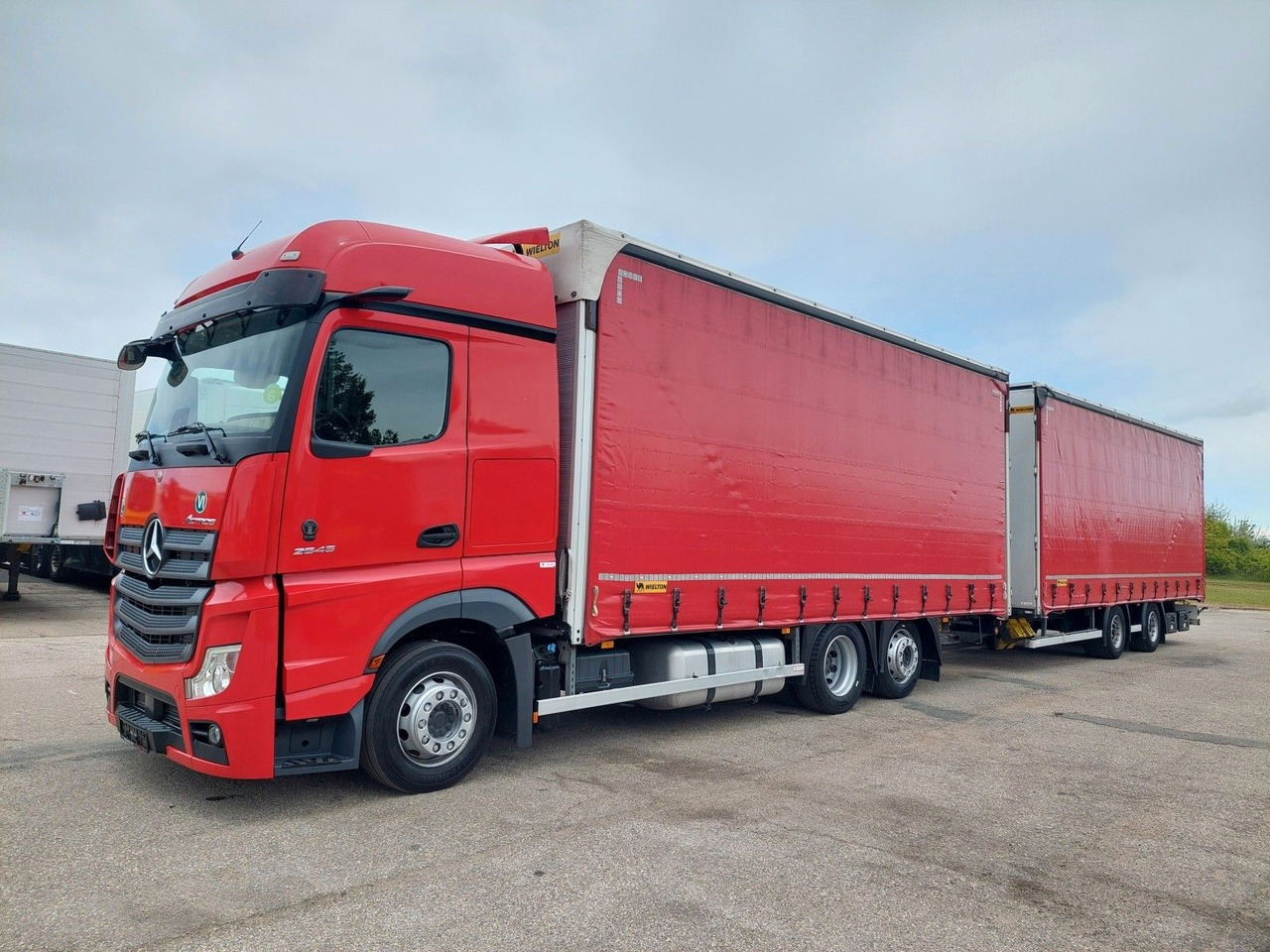 Mercedes-Benz Actros 2545 L/NR 6x2 + Wielton PC2K Durchbar - Тентованный грузовик: фото 1 Mercedes-Benz Actros 2545 L/NR 6x2 + Wielton PC2K Durchbar - Тентованный грузовик: фото 1