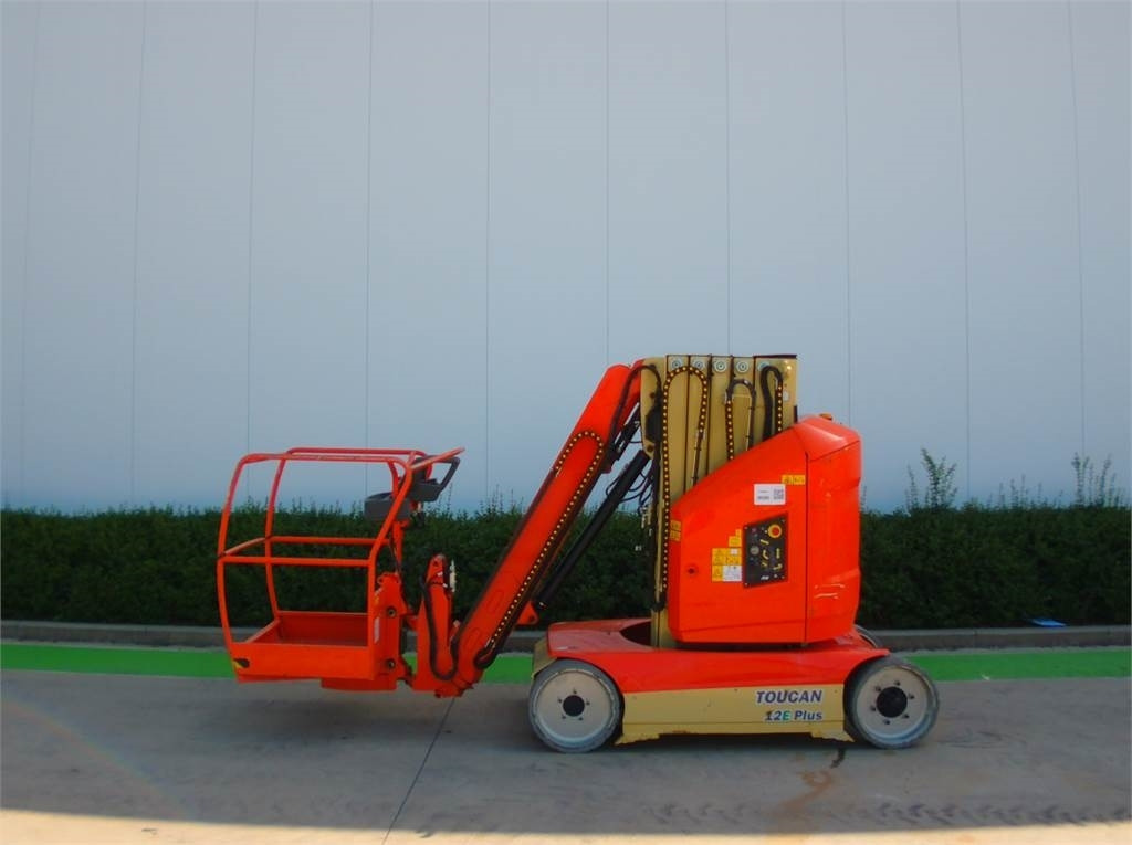 JLG Toucan 12E+ - Вертикальный мачтовый подъемник: фото 1 JLG Toucan 12E+ - Вертикальный мачтовый подъемник: фото 1