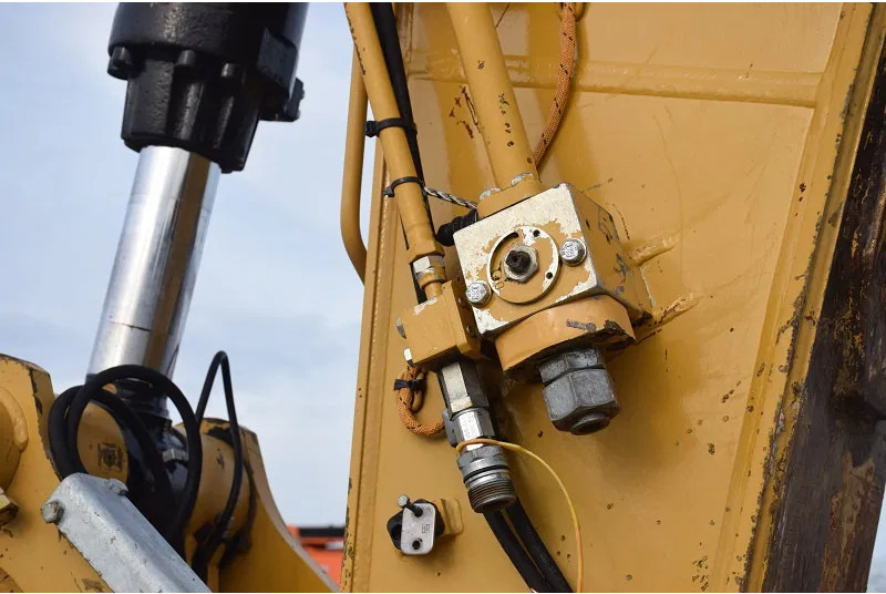 Гусеничный экскаватор Caterpillar 323E-stock id2: фото 12 Гусеничный экскаватор Caterpillar 323E-stock id2: фото 12