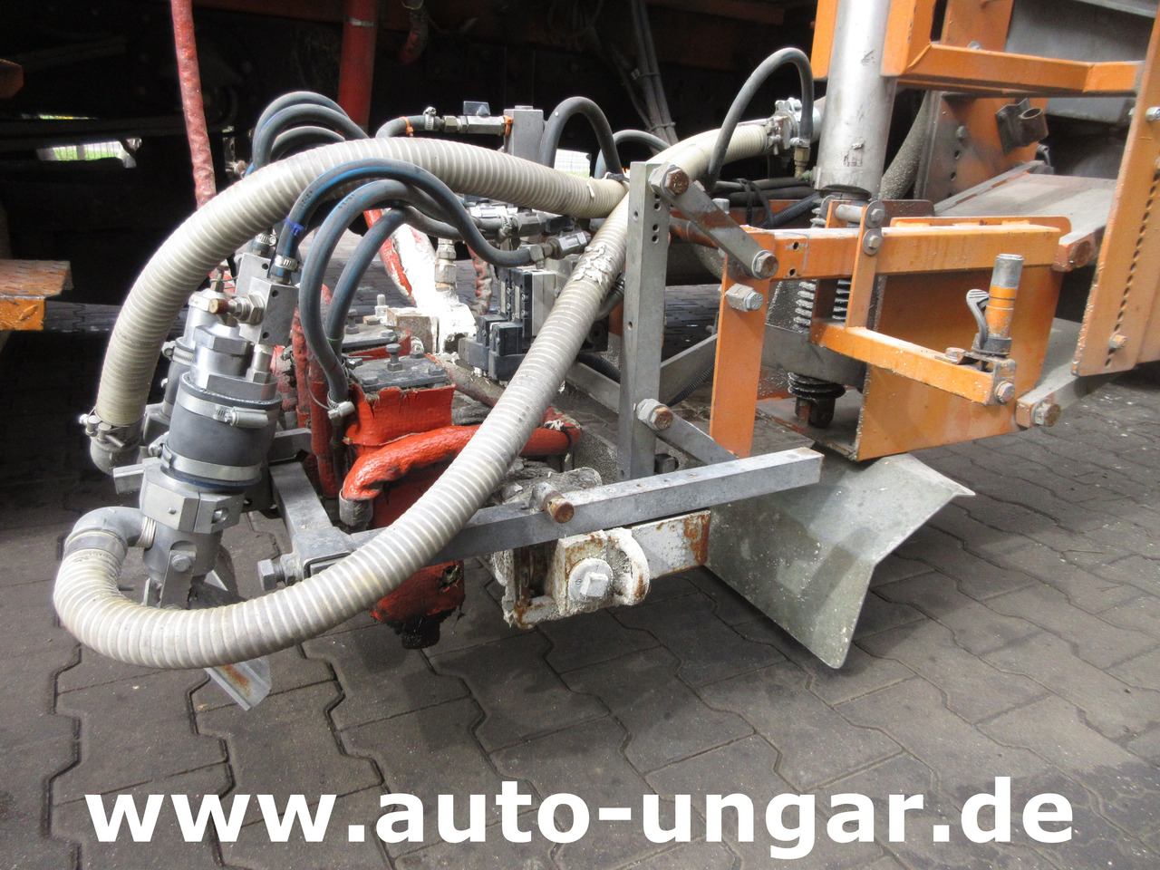 Hofmann H75 - 1000 Thermoplastic Roadmarking Machine Truck Mounted Hot Paint - Асфальтоукладочная техника: фото 4 Hofmann H75 - 1000 Thermoplastic Roadmarking Machine Truck Mounted Hot Paint - Асфальтоукладочная техника: фото 4