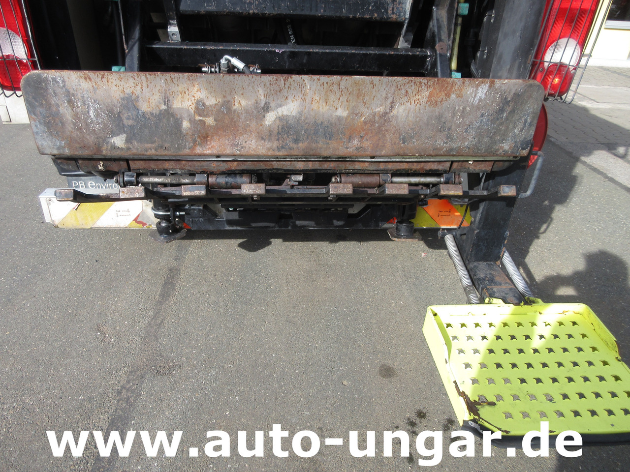 Мусоровоз Isuzu NPR 75 Müllwagen Provence Benne - Faun Lifter Presse Kipper Trittbrett Bj 12: фото 7