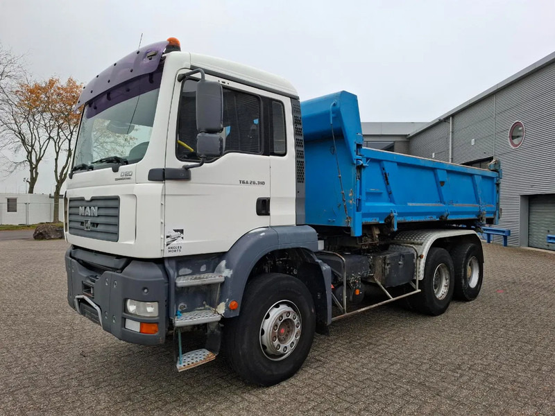 MAN TGA 26.310 / 6X4 / 2XBIG AXLE / 2SIDE TIPPER / ONLY:545423 KM / TUV:06-05-2026 / FULL-STEEL / AIRCO / MANUAL / EURO-4 / 2005 - Самосвал: фото 3 MAN TGA 26.310 / 6X4 / 2XBIG AXLE / 2SIDE TIPPER / ONLY:545423 KM / TUV:06-05-2026 / FULL-STEEL / AIRCO / MANUAL / EURO-4 / 2005 - Самосвал: фото 3