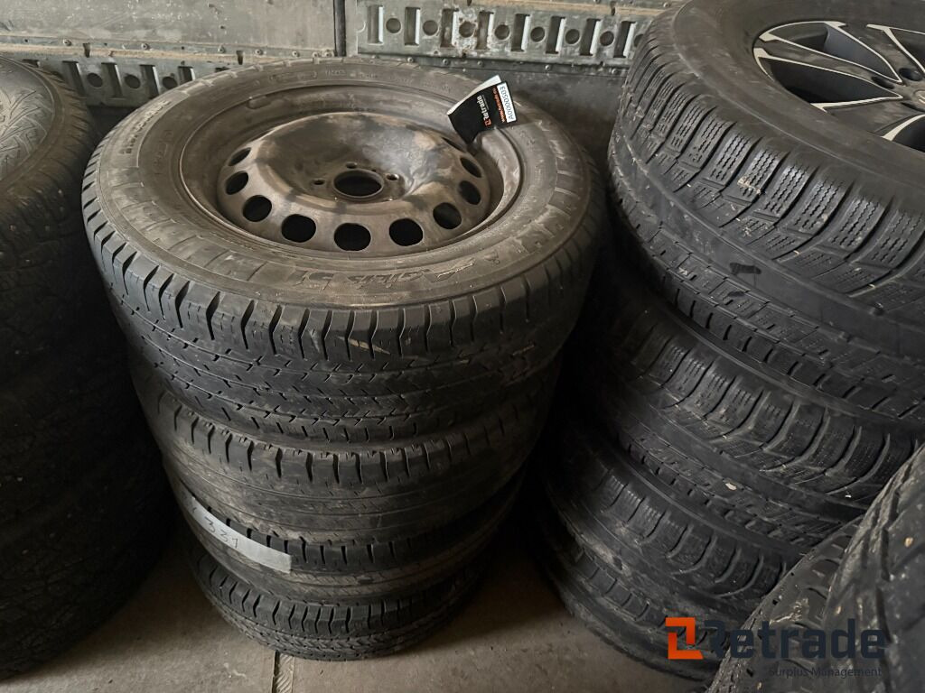 Däck Michelin 215/65 R16C - Строительное оборудование: фото 1 Däck Michelin 215/65 R16C - Строительное оборудование: фото 1