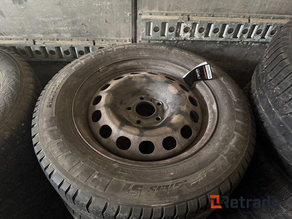 Däck Michelin 215/65 R16C - Строительное оборудование: фото 2 Däck Michelin 215/65 R16C - Строительное оборудование: фото 2