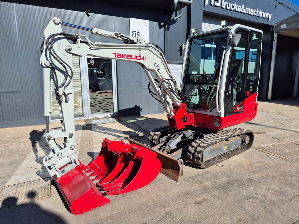 Takeuchi TB230 - Powertilt - 3X Buckets - 2017 Year - TOP Condition - Мини-экскаватор: фото 1 Takeuchi TB230 - Powertilt - 3X Buckets - 2017 Year - TOP Condition - Мини-экскаватор: фото 1