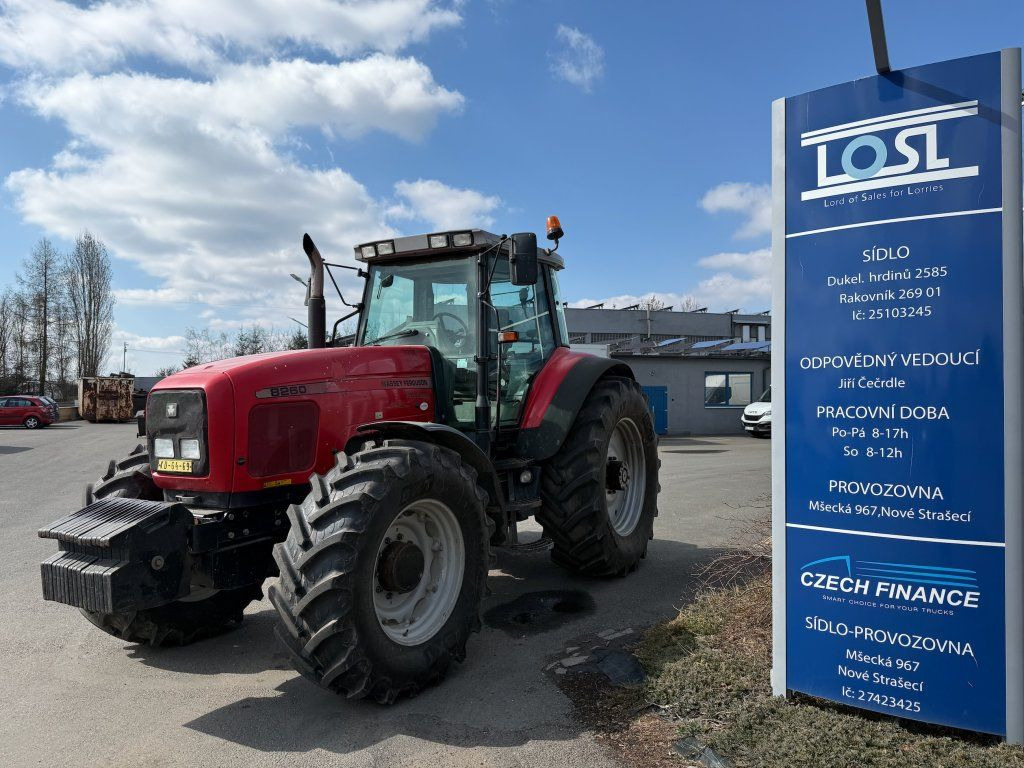 Massey Ferguson MF8260 - Трактор: фото 1 Massey Ferguson MF8260 - Трактор: фото 1