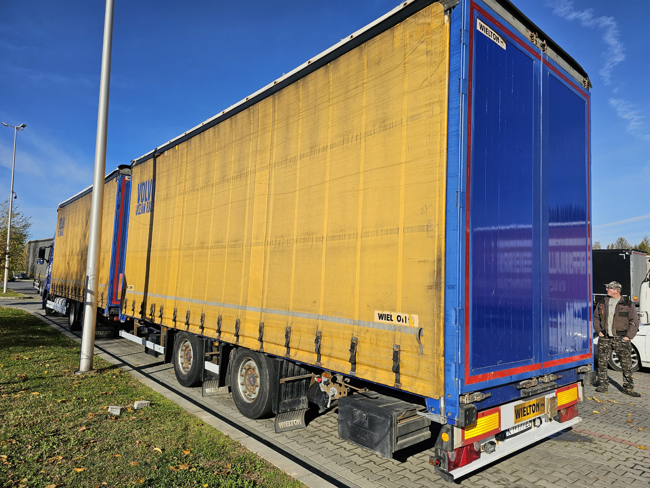 VOLVO FH460 ZESTAW TANDEM 120 M3 PRZEJAZDOWY + PRZYCZEPA FIRANKA SAF - Тентованный грузовик: фото 5 VOLVO FH460 ZESTAW TANDEM 120 M3 PRZEJAZDOWY + PRZYCZEPA FIRANKA SAF - Тентованный грузовик: фото 5