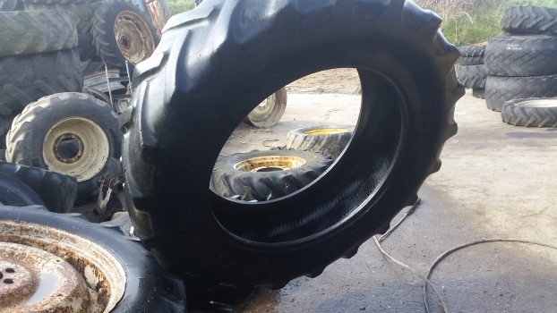 Ford Rear Tyre 16.9-38. Please Check By The Photos. - Шина для Тракторов: фото 1 Ford Rear Tyre 16.9-38. Please Check By The Photos. - Шина для Тракторов: фото 1