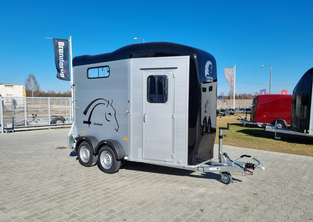 CHEVAL LIBERTÉ Touring Country + siodlarnia | przyczepa dla dwóch koni z rampą z przodu | 2000 kg DMC - Прицеп-коневоз: фото 1 CHEVAL LIBERTÉ Touring Country + siodlarnia | przyczepa dla dwóch koni z rampą z przodu | 2000 kg DMC - Прицеп-коневоз: фото 1