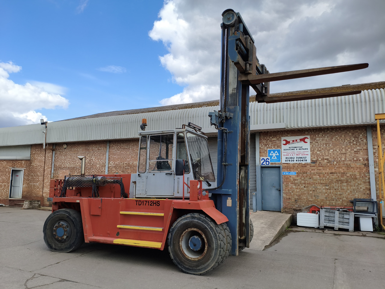 Kalmar TD1712HS 17000GK DIESEL FORKLIFT 4X4 EX Kalmar TD1712HS 17000GK DIESEL FORKLIFT 4X4 EX - Погрузочно-разгрузочная техника: фото 1 Kalmar TD1712HS 17000GK DIESEL FORKLIFT 4X4 EX Kalmar TD1712HS 17000GK DIESEL FORKLIFT 4X4 EX - Погрузочно-разгрузочная техника: фото 1