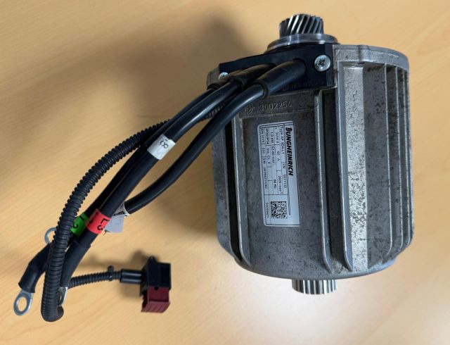 Jungheinrich 51050621 | Drive motor AF 4D4-L1 I/N 1011130 3 x14V 1,0 KW sn. JA18 - Электрическая система для Погрузочно-разгрузочной техники: фото 1 Jungheinrich 51050621 | Drive motor AF 4D4-L1 I/N 1011130 3 x14V 1,0 KW sn. JA18 - Электрическая система для Погрузочно-разгрузочной техники: фото 1