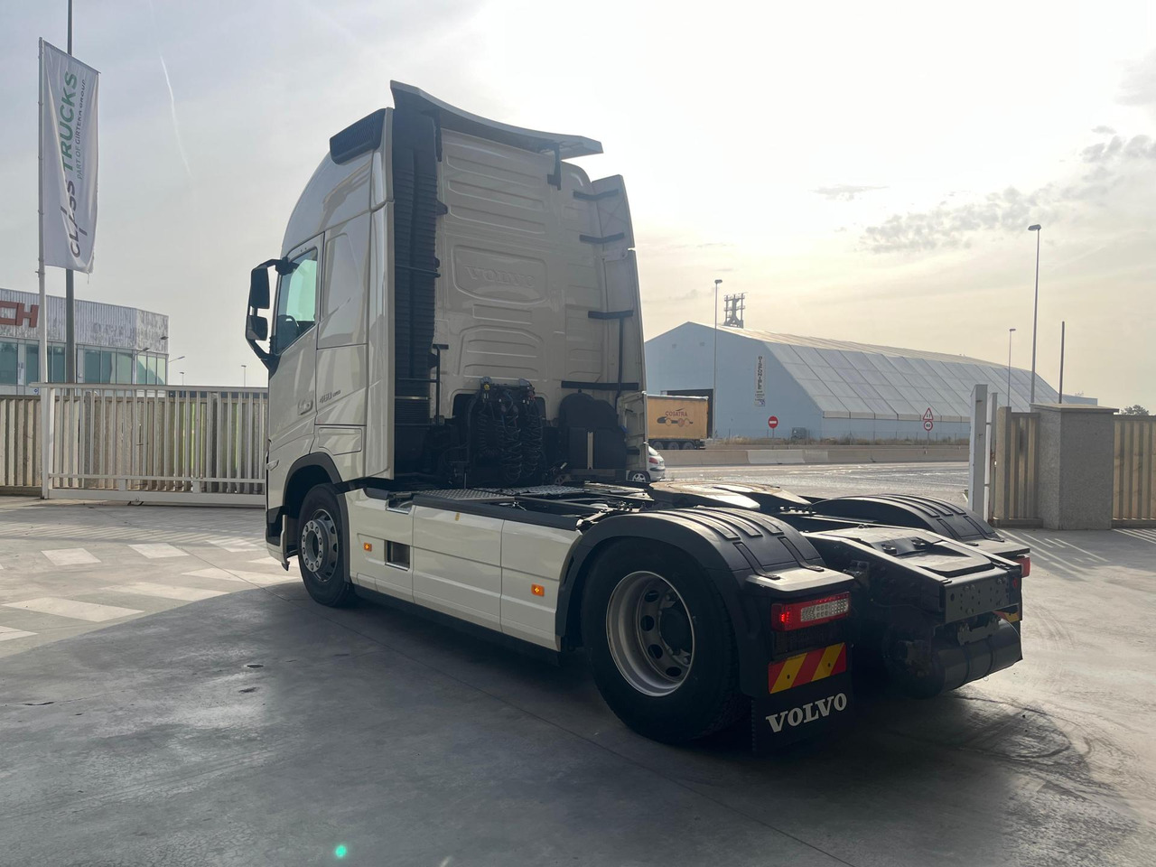 Volvo FH 460 Globetrotter XL i-Save I-ParkCool - Тягач: фото 4 Volvo FH 460 Globetrotter XL i-Save I-ParkCool - Тягач: фото 4