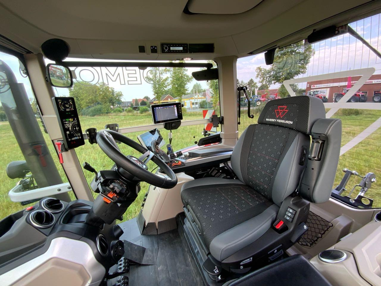 Massey Ferguson MF 8S.265 DYNA-VT - Трактор: фото 3 Massey Ferguson MF 8S.265 DYNA-VT - Трактор: фото 3
