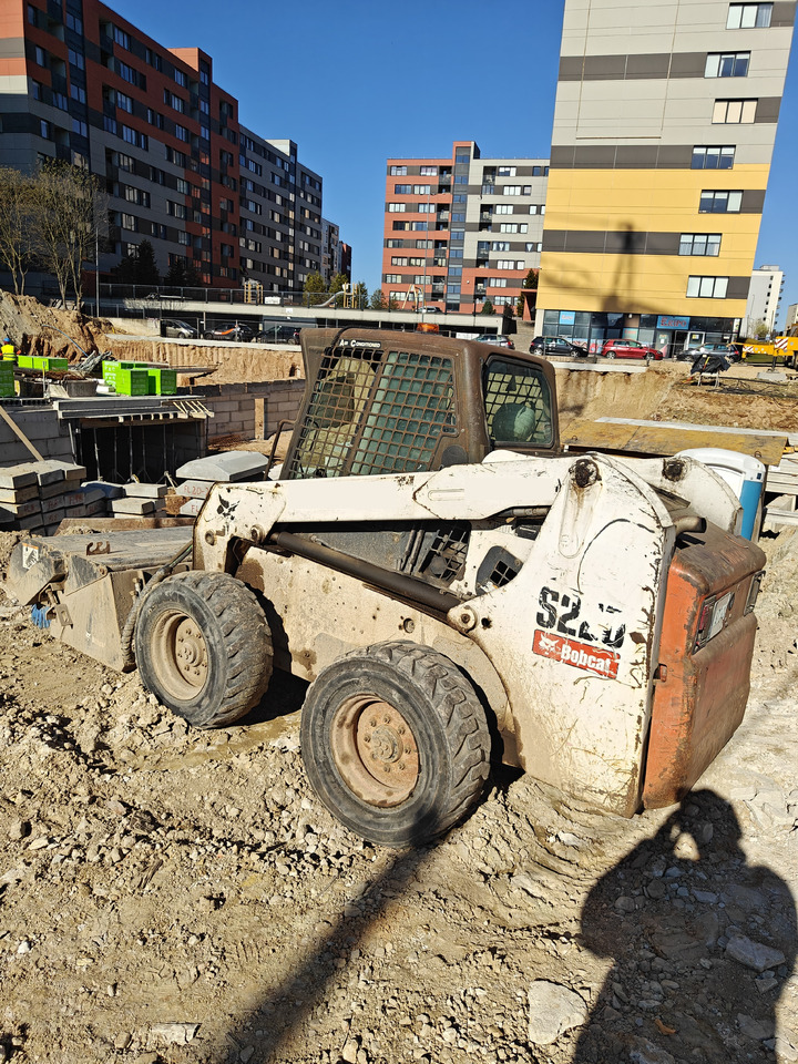 BOBCAT S220 - Мини-погрузчик с бортовым поворотом: фото 1 BOBCAT S220 - Мини-погрузчик с бортовым поворотом: фото 1