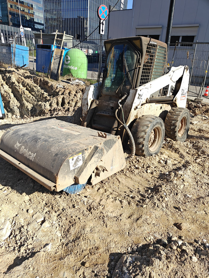 BOBCAT S220 - Мини-погрузчик с бортовым поворотом: фото 2 BOBCAT S220 - Мини-погрузчик с бортовым поворотом: фото 2