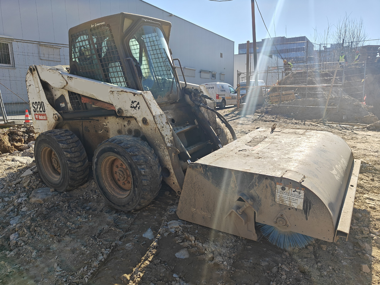 BOBCAT S220 - Мини-погрузчик с бортовым поворотом: фото 3 BOBCAT S220 - Мини-погрузчик с бортовым поворотом: фото 3