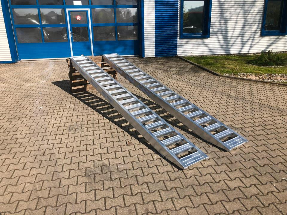 Alurampen Satz 4m 4000KG Minibagger Minilader Quad Auffahrrampe *INKL.19% MWST* - Погрузочная рампа: фото 4 Alurampen Satz 4m 4000KG Minibagger Minilader Quad Auffahrrampe *INKL.19% MWST* - Погрузочная рампа: фото 4
