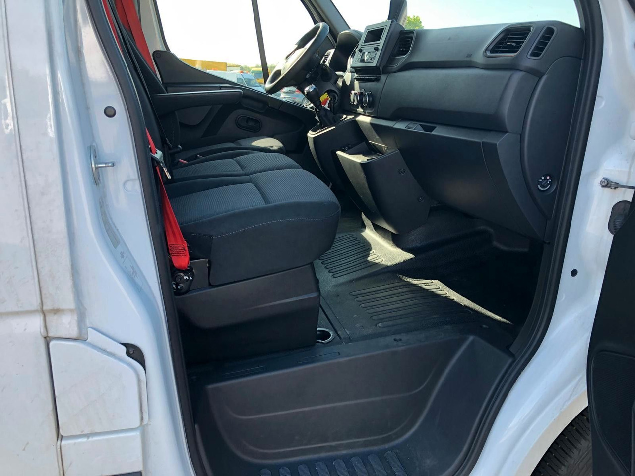 Фургон с закрытым кузовом Renault MASTER RED 3.5T*LBW*Klima*4.2m*AUCH MIETE: фото 10 Фургон с закрытым кузовом Renault MASTER RED 3.5T*LBW*Klima*4.2m*AUCH MIETE: фото 10