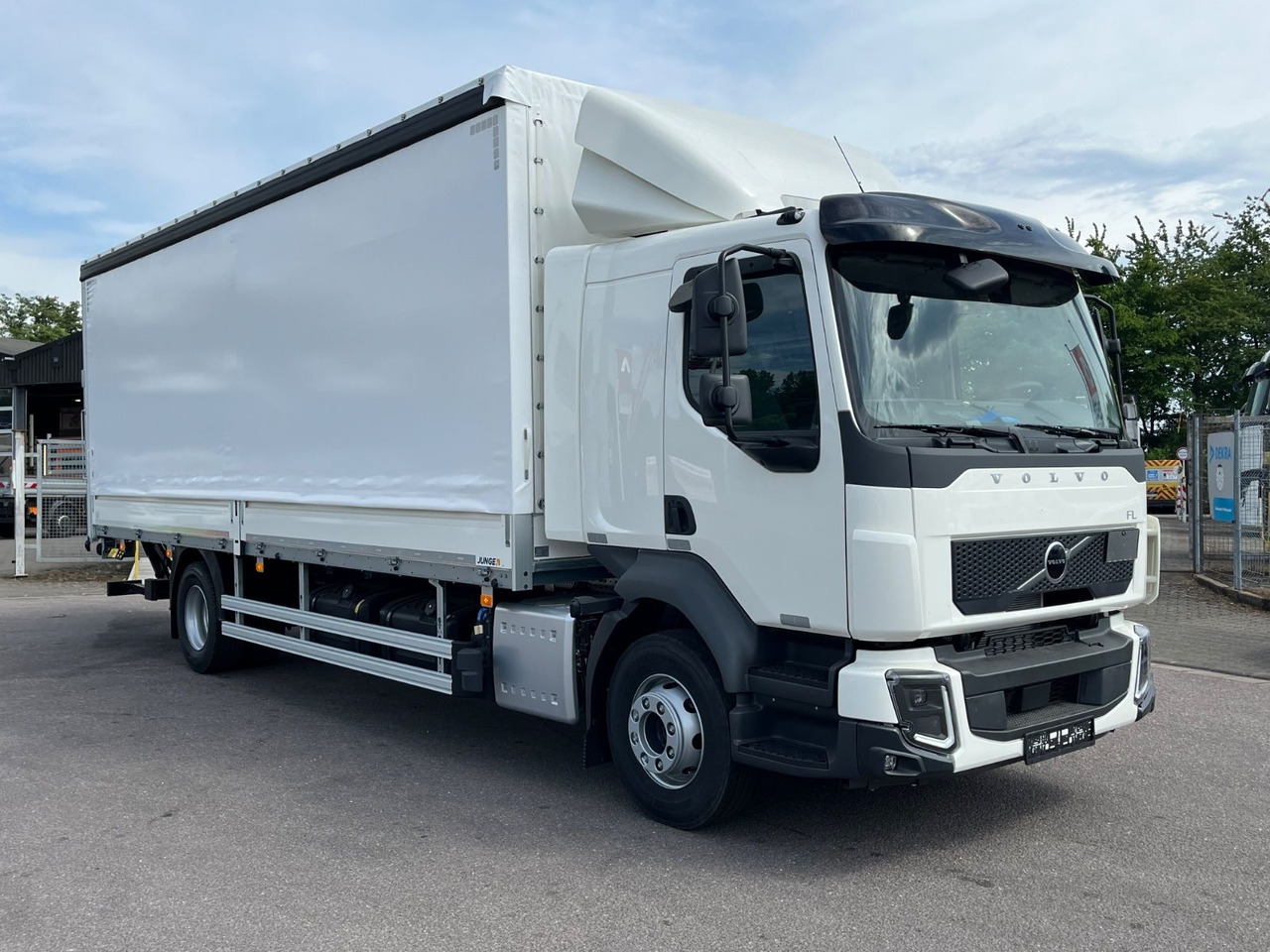 Volvo FL 14.245 Junge Schiebeplanenaufbau LBW - Тентованный грузовик: фото 4 Volvo FL 14.245 Junge Schiebeplanenaufbau LBW - Тентованный грузовик: фото 4