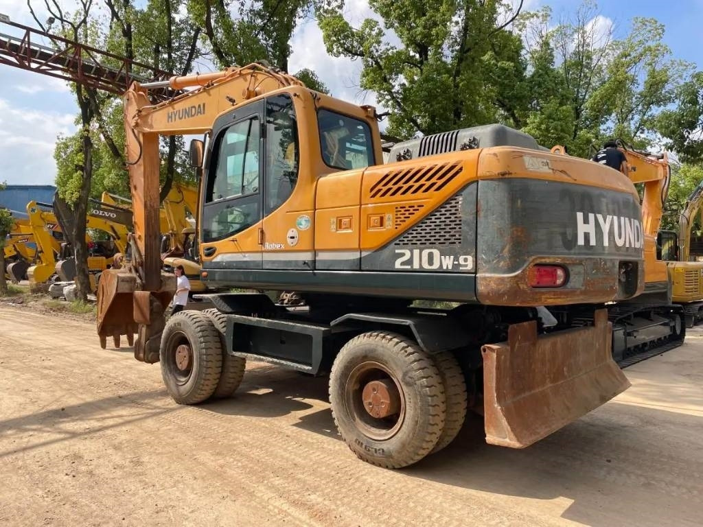 Hyundai R210W-9 - Колёсный экскаватор: фото 3 Hyundai R210W-9 - Колёсный экскаватор: фото 3