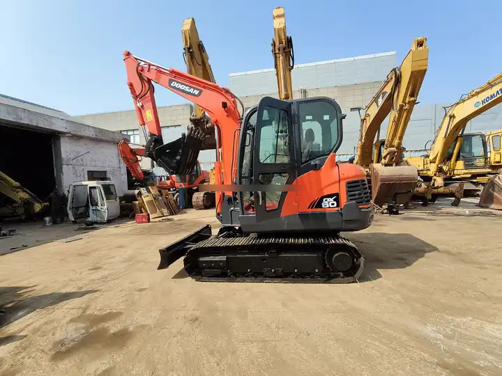 High Quality and Low price Used Doosan Dx60 Wheeled Excavator In Good Condition 6-ton Mini 6t Excavator for sale - Гусеничный экскаватор: фото 4 High Quality and Low price Used Doosan Dx60 Wheeled Excavator In Good Condition 6-ton Mini 6t Excavator for sale - Гусеничный экскаватор: фото 4
