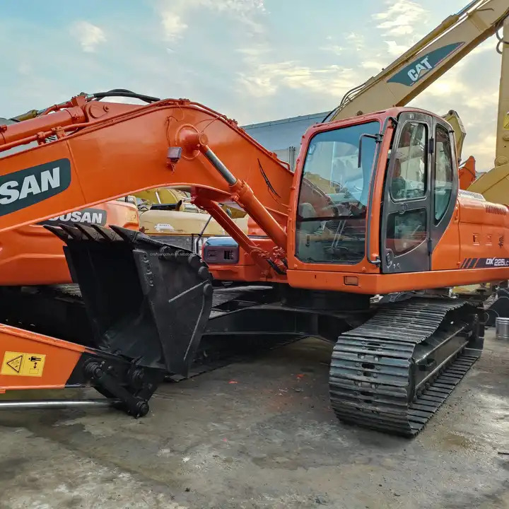 High Quality and Low price Used Doosan Dx60 Wheeled Excavator In Good Condition 6-ton Mini 6t Excavator for sale - Гусеничный экскаватор: фото 1 High Quality and Low price Used Doosan Dx60 Wheeled Excavator In Good Condition 6-ton Mini 6t Excavator for sale - Гусеничный экскаватор: фото 1